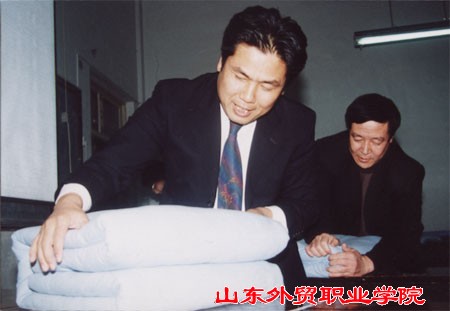 学工处主任苏春鹏等老師示范表演