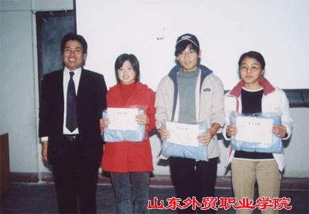 获奖者与苏老师合影留念